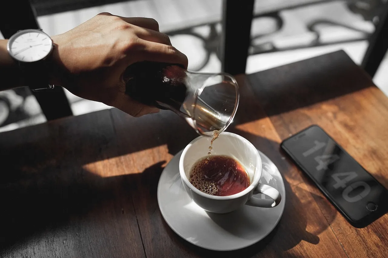 Hogyan befolyásolja a koffein az alvás minőségét és időtartamát