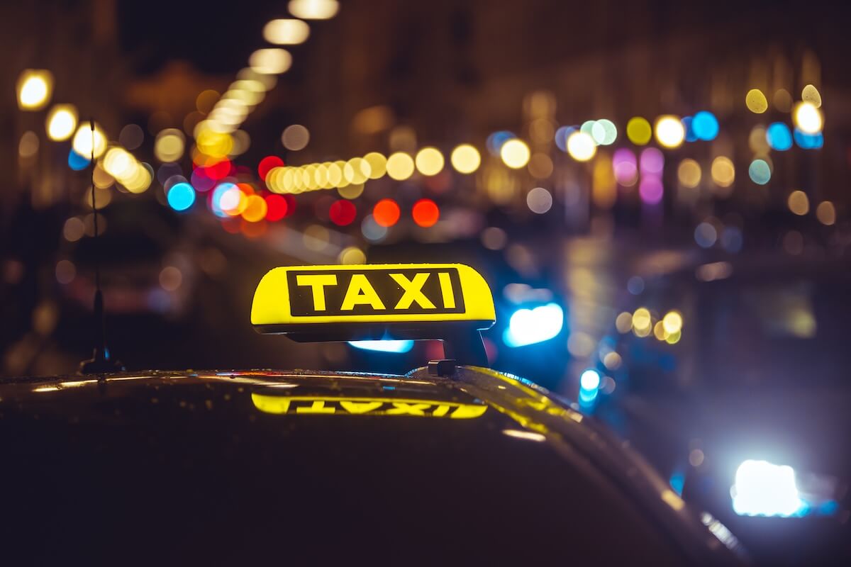 Siófok éjszakai élete: Biztonságos hazajutás taxival