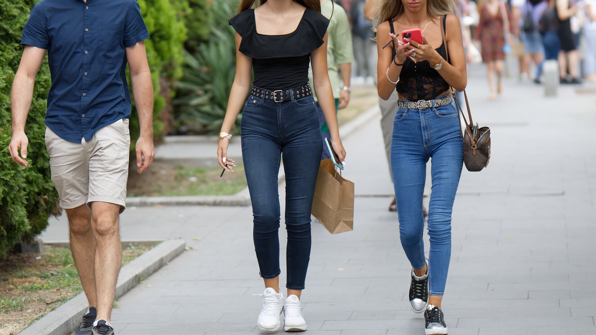 Miért olyan divatosak a női utcai cipők?